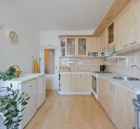 Na predaj 4 izbový byt - SKVELÁ LOKALITA - Bratislava - Kuchyňa v 4-izbovom byte s podlahou s dreveným dekorom a rustikálnymi skrinkami.