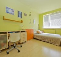 Na predaj 4 izbový byt - SKVELÁ LOKALITA - Bratislava - Zariadená izba so zelenými stenami, písacím stolom a podlahou s dreveným dekorom.