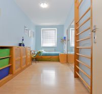 Na predaj 4 izbový byt - SKVELÁ LOKALITA - Bratislava - Detská izba so svetlomodrými stenami, policami a podlahou s dreveným dekorom v 4-izbovom byte.