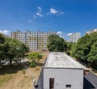 Na predaj 4 izbový byt - SKVELÁ LOKALITA - Bratislava - Pohľad na bytové domy a zeleň na Bohrovej ulici, Bratislava - Dvory.