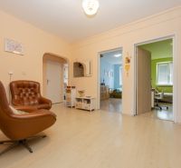 Na predaj 4 izbový byt - SKVELÁ LOKALITA - Bratislava - Interiér 4-izbového bytu s koženými kreslami a podlahou s dreveným dekorom.