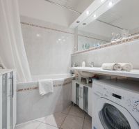Na predaj 4 izbový byt - SKVELÁ LOKALITA - Bratislava - Kúpeľňa s vaňou, umývadlom a práčkou v 4-izbovom byte.