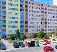 Na predaj 4 izbový byt - SKVELÁ LOKALITA - Bratislava - Farebný panelový dom a parkovisko na ulici Bohrova, Bratislava - Dvory.