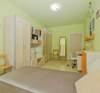 Na predaj 4 izbový byt - SKVELÁ LOKALITA - Bratislava - Spálňa v 4-izbovom byte s podlahou s dreveným dekorom a zelenými stenami.