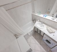 Na predaj 4 izbový byt - SKVELÁ LOKALITA - Bratislava - Kúpeľňa s vaňou, umývadlom a práčkou v 4-izbovom byte.