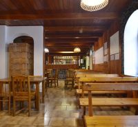 Objekt s historickým nádychom v Banskej Štiavnici - Štefultov - Drevený interiér gastro priestorov s pecou a podlahou s dreveným dekorom.