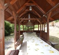 Objekt s historickým nádychom v Banskej Štiavnici - Štefultov - Drevený altánok so stolom a komínom na Štefultove v Banskej Štiavnici, gastro priestory.