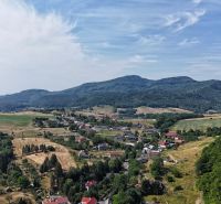 Objekt s historickým nádychom v Banskej Štiavnici - Štefultov - Krajina vidieka pri Štefultove, Banská Štiavnica, obklopená kopcami a poliami.