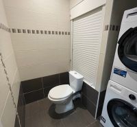 VESTAREAL | Na predaj priestranný 3-izbový byt s balkónom Galanta - Kúpeľňa v 3-izbovom byte s toaletou a práčkou, tmavé obklady a dlažba.