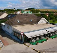 Útulný penzión s reštauráciou na PREDAJ - Penzión na Hlavnej ulici ponúka ubytovanie a gastro priestory so záhradným posedením.