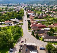 Útulný penzión s reštauráciou na PREDAJ - Letecký pohľad na Hlavnú ulicu, obklopenú zeleňou a gastro priestormi v pozadí.
