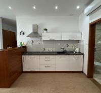 NA PREDAJ reštaurácia s penziónom vo Veľkom Lapaši - Kuchyňa so spotrebičmi a drevenými prvkami, časť apartmánu, hotely a penzióny.