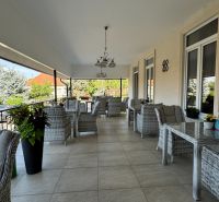NA PREDAJ hotel s reštauráciou - Veranda s pohodlným ratanovým nábytkom, hotely a penzióny, výhľad na zeleň a strechy.