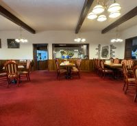 NA PREDAJ hotel s reštauráciou - Reštaurácia s dreveným stropom a červeným kobercom ponúka útulné prostredie pre hostí.