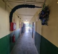 Ponúkame na predaj - Chodba s hasičským vybavením a ozdobnou kvetinovou výzdobou v zvláštnych nehnuteľnostiach.