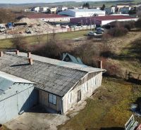 Ponúkame na predaj - Priemyselná budova zavalená vegetáciou v meste Šahy, ideálne pre zvláštne nehnuteľnosti.