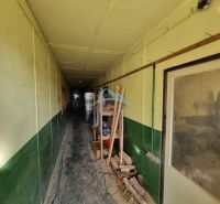 Ponúkame na predaj - Úzky chodba so surovými materiálmi a nástrojmi, Zvláštne nehnuteľnosti.