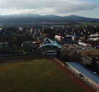 Ponúkame na predaj - Panoráma Šiah so športovým areálom a horami v pozadí pre zvláštne nehnuteľnosti.