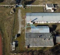 Ponúkame na predaj - Letecký pohľad na zvláštne nehnuteľnosti v Šahách, obklopené zeleňou a cestou.