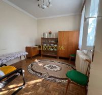 Rodinný dom v Záhorskej Bystrici na ulici Donská - Izba v rodinnom dome s dekoratívnym kobercom a podlahou s dreveným dekorom.