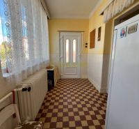 Rodinný dom v Záhorskej Bystrici na ulici Donská - Interiér rodinného domu s kostkovanou podlahou, radiátorom a bielymi záclonami.
