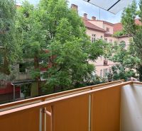 Ponúkame na predaj veľký 2 i byt v Nových Zámkoch, ul. Šafárikova ! - Balkón v 2-izbovom byte na Šafárikovej ulici v Nových Zámkoch, obklopený zeleňou a budovami.