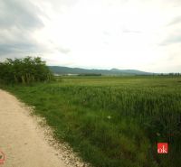 NA PREDAJ: Stavebný pozemok v lukratívnej časti Nitra – Chrenová - Vidiecka cesta vedie cez zelené polia s výhľadom na okolité kopce v Nitre. Pozemky - bývanie.