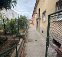 2-izbový byt s vlastnou záhradkou,plynovým kotlom, špajzou  - Ulica Námestie Jozefa Emanuela vo Vrbovom vedľa 2-izbového bytu, obklopená vegetáciou.