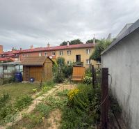 2-izbový byt s vlastnou záhradkou,plynovým kotlom, špajzou  - Záhrada s dreveným domčekom a plotom na Námestí Jozefa Emanuela, Vrbové.