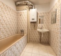 2-izbový byt s vlastnou záhradkou,plynovým kotlom, špajzou  - Kachličkovaná kúpeľňa v 2-izbovom byte s vaňou a umývadlom.