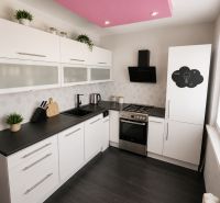 REZERVOVANÝ - Na predaj priestranný 2-izbový byt s balkónom, klímou... - Kuchyňa v 2-izbovom byte s podlahou s dreveným dekorom a ružovým stropom.