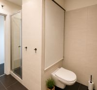 REZERVOVANÝ - Na predaj priestranný 2-izbový byt s balkónom, klímou... - Kúpeľňa v 2-izbovom byte s klasickým WC a sprchovým kútom.