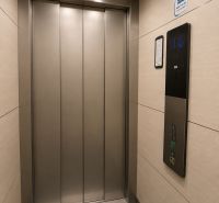 REZERVOVANÝ - Na predaj priestranný 2-izbový byt s balkónom, klímou... - Interiér výťahu s kovovými dverami a moderným ovládacím panelom v 2-izbovom byte.