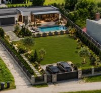 1.BCR | INVESTIČNÁ PRÍLEŽITOSŤ! SP,VÝMERA 1068 m², RD-CHATA, BREZOLUPY - Pozemky - bývanie v Brezolupoch s bazénom a záhradou v atraktívnej lokalite.