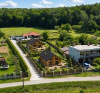 1.BCR | INVESTIČNÁ PRÍLEŽITOSŤ! SP,VÝMERA 1068 m², RD-CHATA, BREZOLUPY - Pozemky - bývanie v Brezolupoch: Malebné rodinné domy uprostred zelene a prírody.