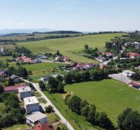 1.BCR | INVESTIČNÁ PRÍLEŽITOSŤ! SP,VÝMERA 1068 m², RD-CHATA, BREZOLUPY - Letecký pohľad na Brezolupy s obytnými domami a zelenými plochami na pozemky - bývanie.