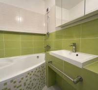 Na prenájom 3 izbový byt - Banská Bystrica, Starohorská ulica - Kúpeľňa v 3-izbovom byte so zelenými kachličkami a vaňou.