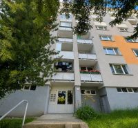 Na prenájom 3 izbový byt - Banská Bystrica, Starohorská ulica - Bytový dom na ulici Starohorská v Banskej Bystrici, obklopený zeleňou a kvetmi.