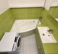 Na prenájom 3 izbový byt - Banská Bystrica, Starohorská ulica - Kúpeľňa so zelenými obkladačkami, vaňou a práčkou v 3-izbovom byte.