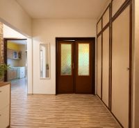Na prenájom 3 izbový byt - Banská Bystrica, Starohorská ulica - Chodba s podlahou s dreveným dekorom a skrinkami v 3-izbovom byte.