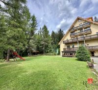 Útulný 3 izbový byt na Donovaloch - Apartmánový dom a detské ihrisko obklopené lesom v Donovaloch pri 3-izbovom byte.