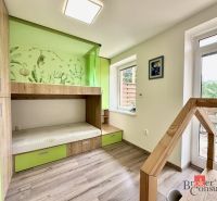 Útulný 3 izbový byt na Donovaloch - Detská izba s vyvýšenou posteľou a zelenou skriňou v 3-izbovom byte.