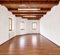 1.BCR | HNEĎ VOĽNÝ! KANCELÁRSKY PRIESTOR, 55,80 m², PEZINOK, CENTRUM - Kancelárie s podlahou s dreveným dekorom, dreveným stropom a oknami.