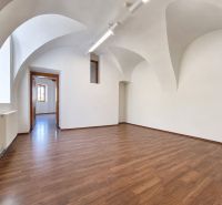 1.BCR | HNEĎ VOĽNÝ! KANCELÁRSKY PRIESTOR, 55,80 m², PEZINOK, CENTRUM - Kancelárie s podlahou s dreveným dekorom, oblúkovitými stropmi a svetlými stenami.