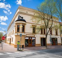 1.BCR | HNEĎ VOĽNÝ! KANCELÁRSKY PRIESTOR, 55,80 m², PEZINOK, CENTRUM - Historická budova s kanceláriami na Radničnom námestí v Pezinku obklopená stromami.