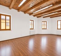 1.BCR | HNEĎ VOĽNÝ! KANCELÁRSKY PRIESTOR, 55,80 m², PEZINOK, CENTRUM - Kancelárie s podlahou s dreveným dekorom a dreveným stropom, svetlé miestnosti.