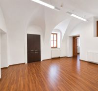 1.BCR | HNEĎ VOĽNÝ! KANCELÁRSKY PRIESTOR, 55,80 m², PEZINOK, CENTRUM - Kancelárie s oblúkovým stropom a podlahou s dreveným dekorom, vstavaná skriňa.