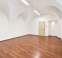 1.BCR | HNEĎ VOĽNÝ! KANCELÁRSKY PRIESTOR, 55,80 m², PEZINOK, CENTRUM - Kancelárie s podlahou s dreveným dekorom a bielymi oblúkovými stropmi.