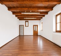 1.BCR | HNEĎ VOĽNÝ! KANCELÁRSKY PRIESTOR, 55,80 m², PEZINOK, CENTRUM - Priestranné kancelárie s dreveným stropom a podlahou s dreveným dekorom.