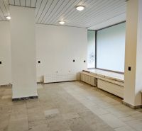 OBCHODNÝ PRIESTOR NA PRENÁJOM, 80 M2 - SABINOVSKÁ UL., PREŠOV - Obchodné priestory s veľkými oknami, svetlým interiérom a dlažbou na podlahe.